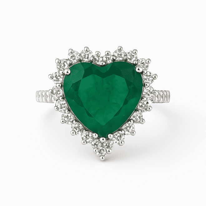 خاتم زمرد زامبي طبيعي بشكل قلب محاط بألماس طبيعي درجة VS–G+؛ Natural Zambian emerald heart-shaped ring surrounded by natural VS–G+ diamonds; Кольцо с натуральным замбийским изумрудом в форме сердца, окружённым природными бриллиантами VS–G+.