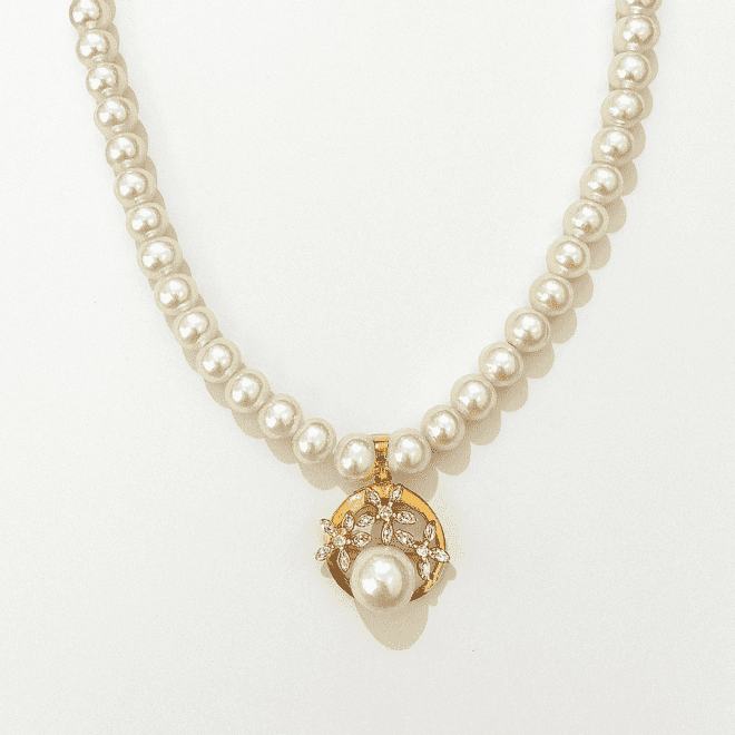 قلادة لؤلؤ طبيعي فريش ووتر مع تعليقة من الألماس الطبيعي بذهب روزغولد 18 عيار؛ Natural freshwater-pearl necklace with natural diamond pendant in 18K rose gold; Ожерелье из натурального жемчуга фрешвотер с подвеской из природных бриллиантов в розовом золоте 18К.