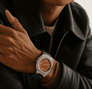 ساعة يد رجالية أنيقة بتصميم كلاسيكي أو عصري تُعرض على المعصم؛ Elegant men’s wristwatch with a classic or modern design displayed on the wrist; Элегантные мужские наручные часы классического или современного дизайна на запястье.