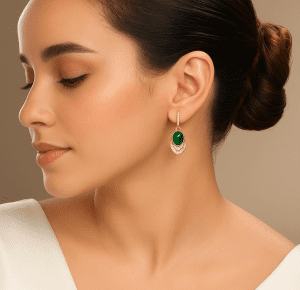 أقراط فاخرة من الألماس أو الأحجار الكريمة تتدلى على أذن امرأة أنيقة؛ Luxury diamond or gemstone earrings showcased on the ear of an elegant woman; Роскошные серьги из бриллиантов или драгоценных камней на ухе элегантной женщины.