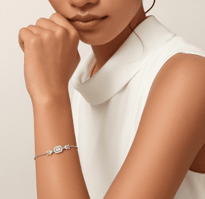 ار ألماس فاخر على معصم امرأة أنيقة ترتدي لباسًا أبيض؛ Luxury diamond bracelet on the wrist of an elegant woman in a white outfit; Роскошный бриллиантовый браслет на запястье элегантной женщины в белом наряде.