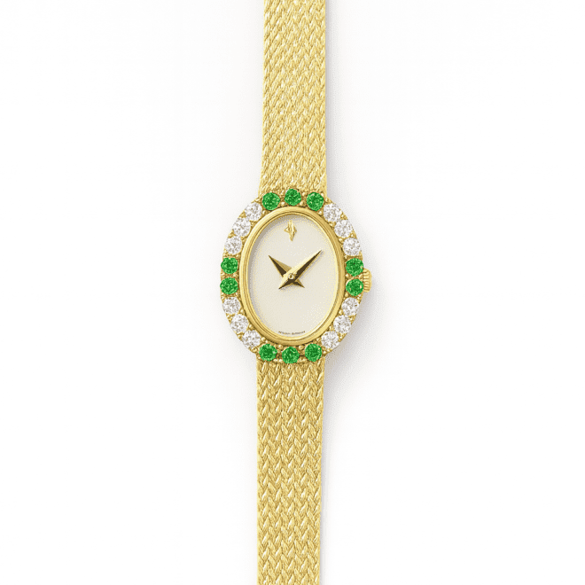 This vintage silver women’s watch features a natural jade dial, a zircon-accented bezel, and a stainless-steel mesh strap for a sleek and durable finish. ساعة فاخرة مقاومة للماء والخدش تجمع بين حجر الجاد الطبيعي والزركون بتصميم أنيق ومتين Винтажный стиль, натуральный нефрит и надежный стальной браслет делают модель долговечной и универсальной A timeless blend of elegance, durability, and the natural beauty of jade